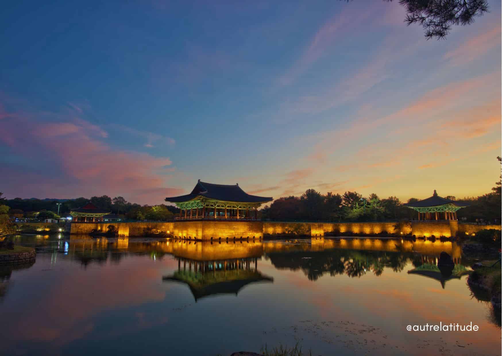 Palais Donggung et étang Woljii à la tombée du jour, Gyeongju, Corée du Sud