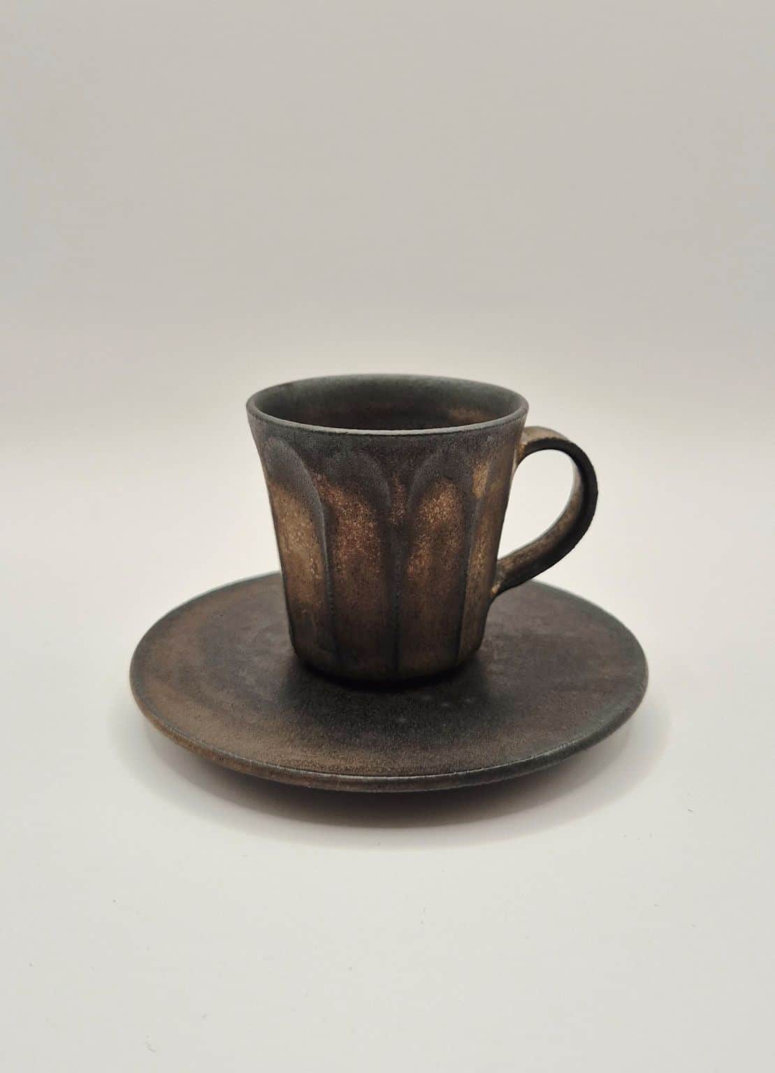 Tasse à café et sous-tasse en céramique – glaçure cristal de cuivre vue ensemble