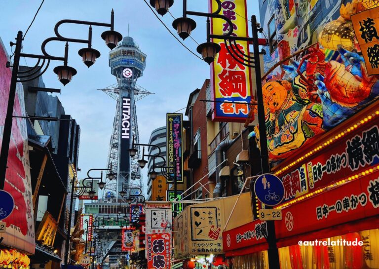 Vue sur la tour Tsutenkaku depuis le quartier Shinsekai à Osaka au Japon