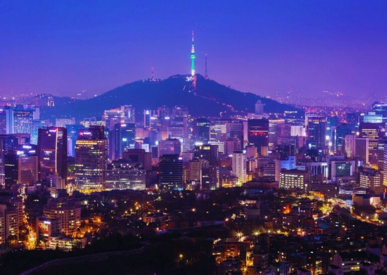 Vue nocturne sur Séoul et la Namsan Tower